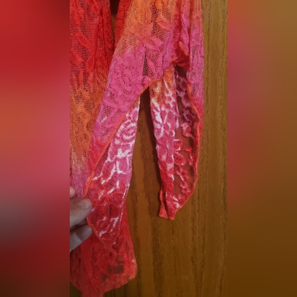 NWT Gorgeous Bright Ombre Lace Split Bell Sleeve Top Size XL - Picture 4 of 5